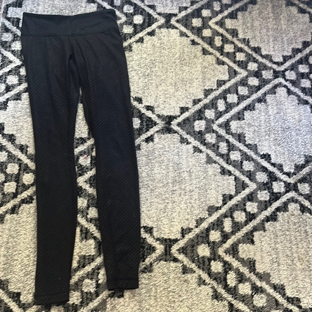 Selling Lululemon dotted pants! Greta condition and will wash before shipping!!